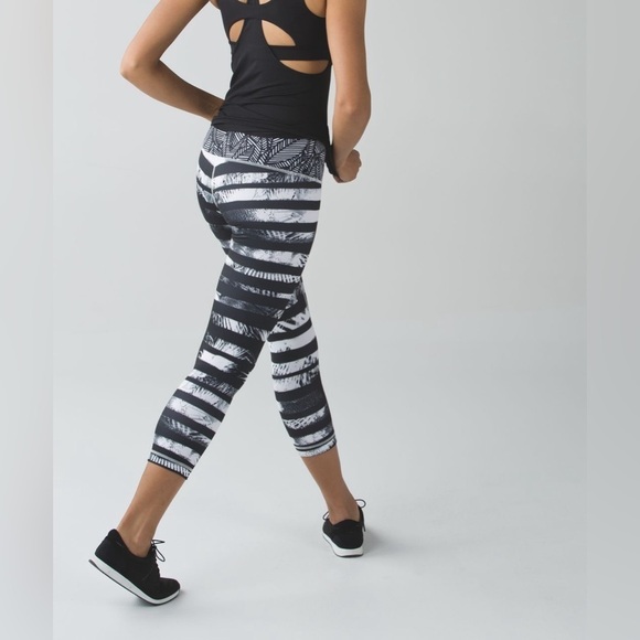 LULULEMON Wunder Under cropped black and white leggings size 6 - Picture 3 of 13